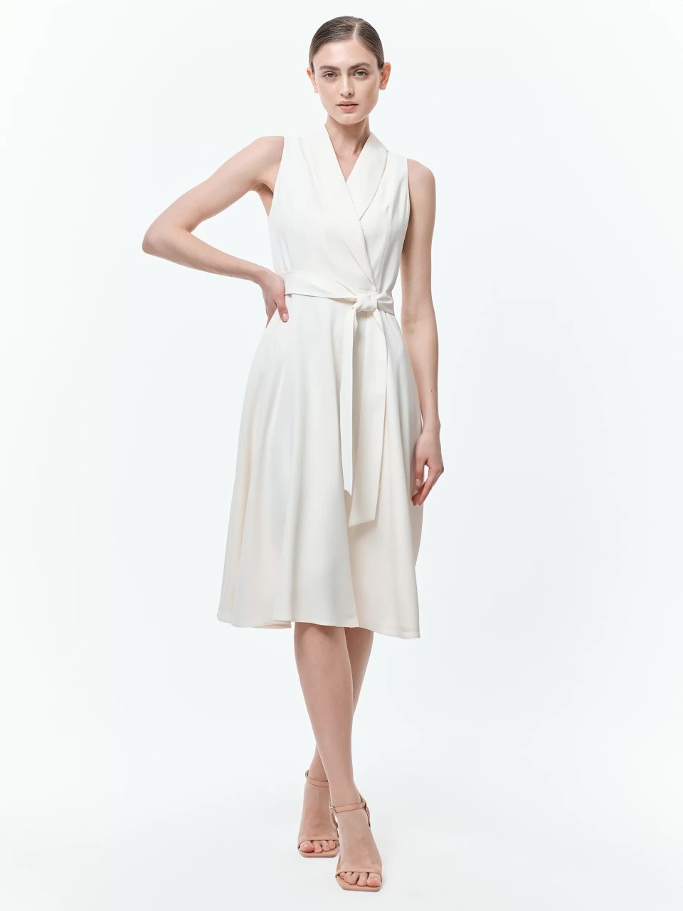 Приталенное белое платье 